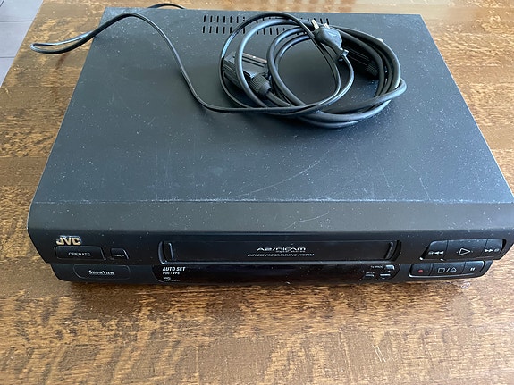 JVC VHS-videonauhuri musta
