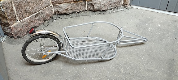 Peräkärry polkupyörään oranssilla kuljetuslaukkulla