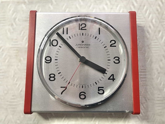 Junghans Resonic retro seinäkello