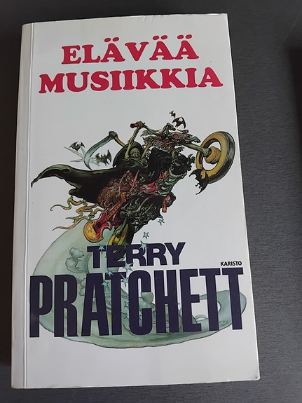 Terry Pratchett Elävää musiikkia pokkari
