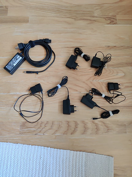 Nokia latureita ja tietokoneen laturi