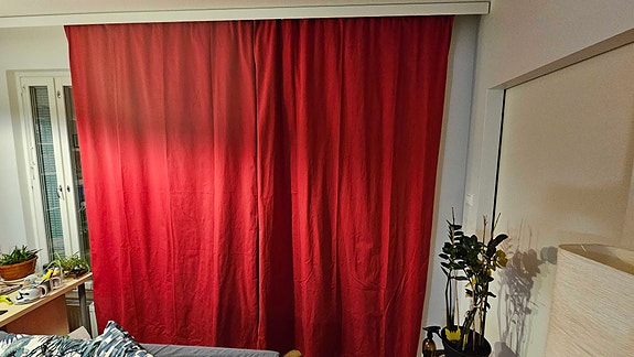 Pimentävät Verhot, Punainen