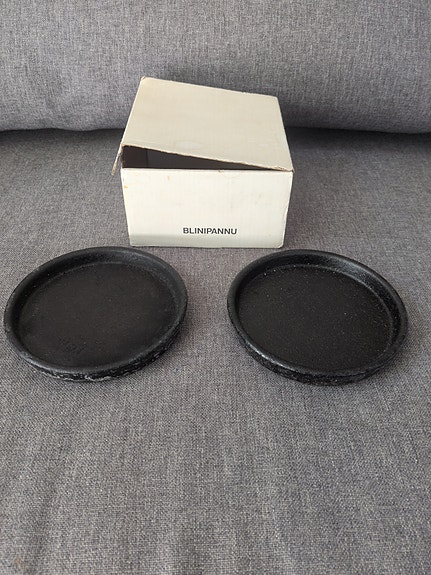 Retro UPON valurautaiset blinipannut (2 kpl) alkuperäisessä laatikossa