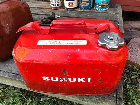 Suzuki punainen bensatankki veneeseen