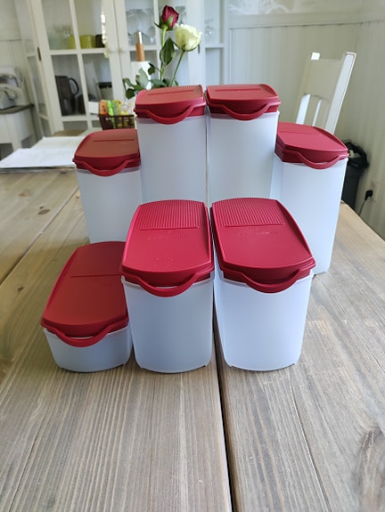 Tupperware tilantekijä säilytysastiat punaisilla kansilla