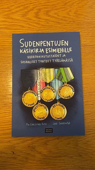 Sudenpentujen käsikirja esimiehille -kirja