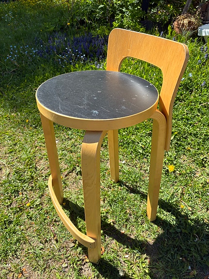 Artek k65 baarituoli musta linoleumi