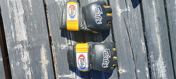 Fairtex MMA hanskat mini toppauksella