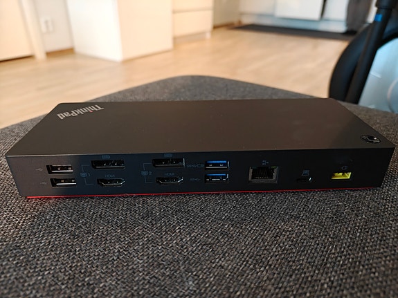 Lenovo 4K ThinkPad -telakka ja paljon kaapeleita