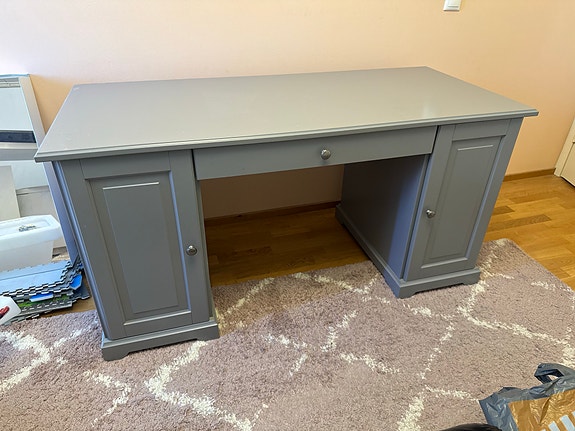 IKEA harmaa lasten kirjoituspöytä kaapeilla