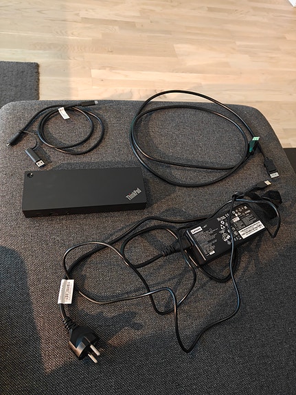 Lenovo 4K ThinkPad -telakka ja paljon kaapeleita