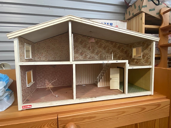 Lundby-nukkekoti ja kalusteita 1980-luvulta