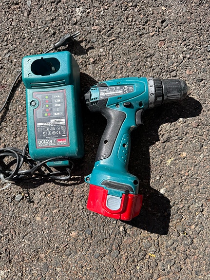 Makita 6271D akkuruuvinväännin + DC1414T laturi