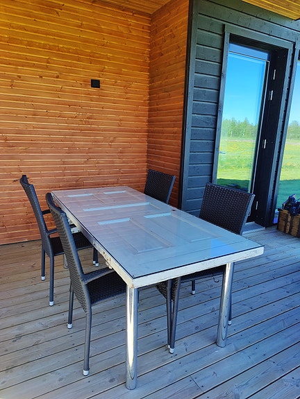 Vanhasta ovesta tehty ruokapöytä