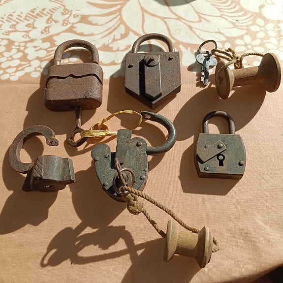 Vanhoja riippulukkoja ja avaimia