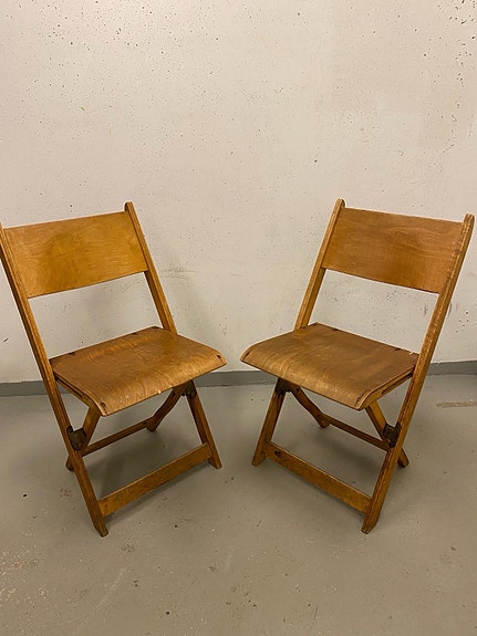 Kaksi vanhaa puista klaffi tuolia