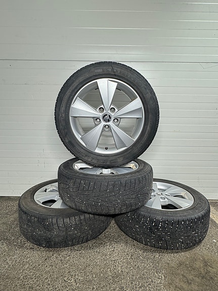 Skoda OEM vanteet R16  kitkarenkaat 205/55R16