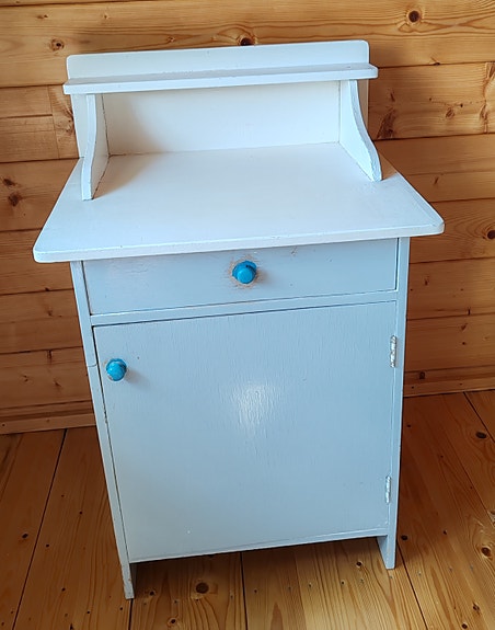 Valkoinen puinen "kommuutti"