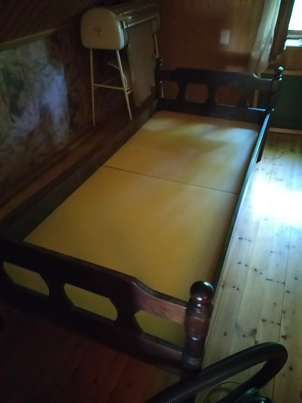 Puinen sänky