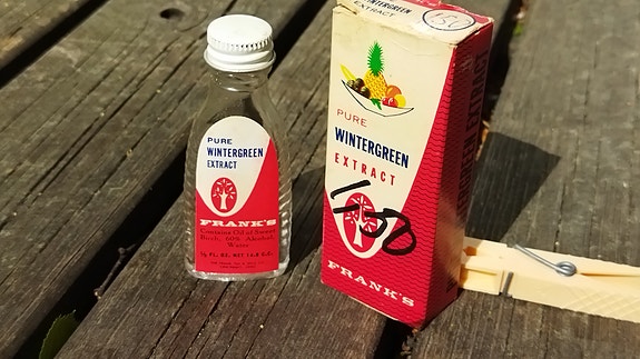 50/60-luku: Vintage esanssipullo ja sen pahvipakkaus
