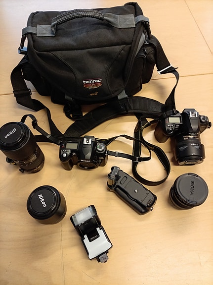 Kattava Nikon kamerasetti + kameralaukku