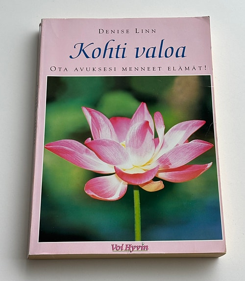 Kohti valoa : Ota avuksesi menneet elämät !