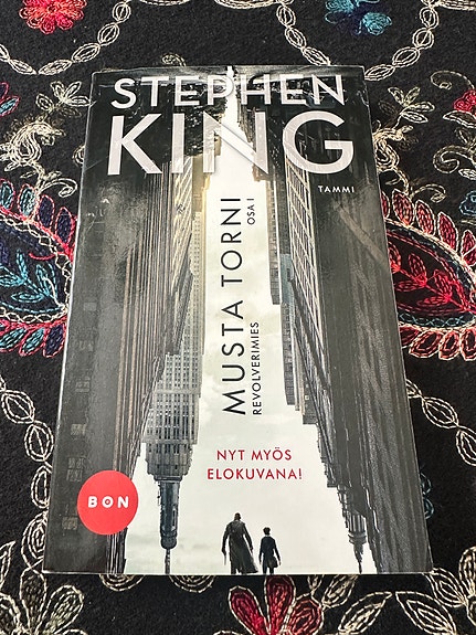 Stephen King - Revolverimies, Musta Torni osa 1 (2003)