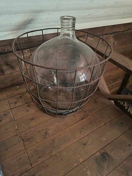Kaksi kuparipannua ja iso lasipullo