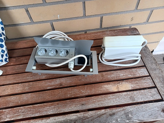 Tasoon upotettava pistorasia IDTelit-1