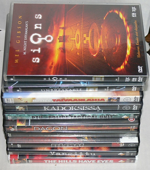10 DVD-elokuvanpaketti mm. Signs, Kuudes aisti, Unbreakable, ...