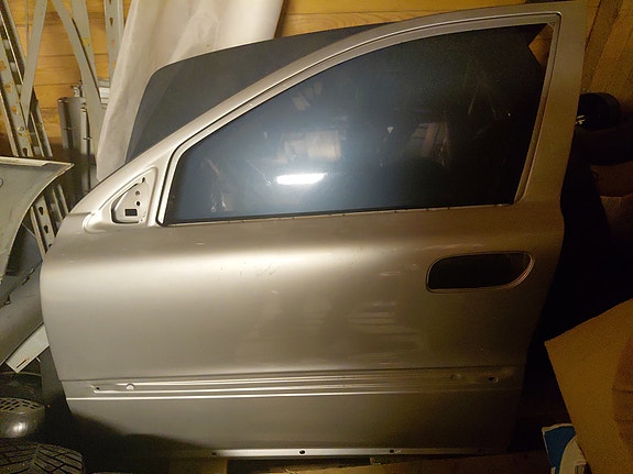 Volvo V70 Mk2 etuovi ja puskurit