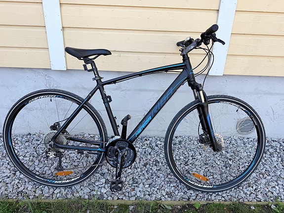 Merida Crossway Viper XT - Musta miesten hybridipyörä 28" runko L