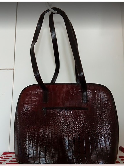 Hieno nahkalaukku. Pitkät olkahihnat valmistaja PT design Made in Finland