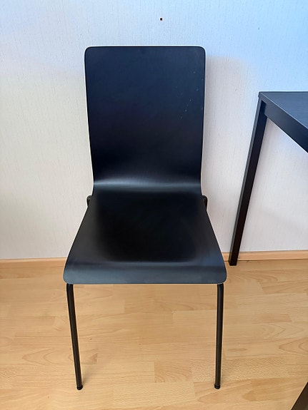 Ikean musta tuoli