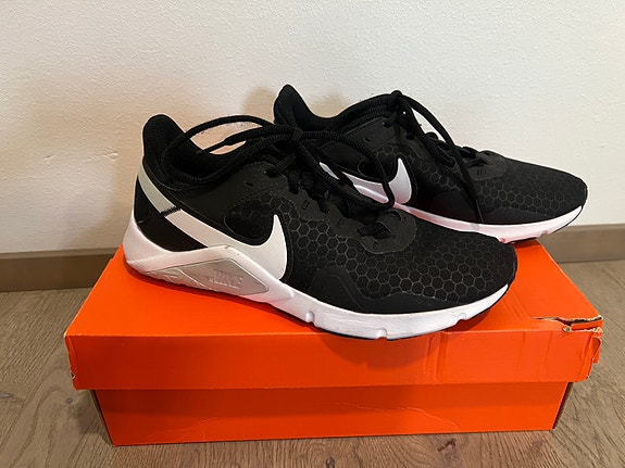 Nike Legend Essential 2 treenikengät 40 / 25,5cm