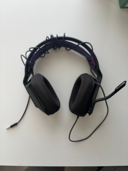 Logitech G335 kuulokkeet.