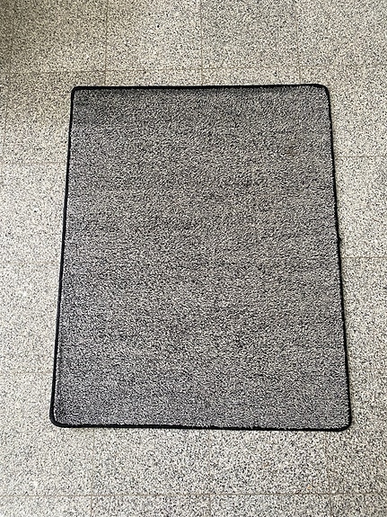 Eteisen matto liukuestepohjalla