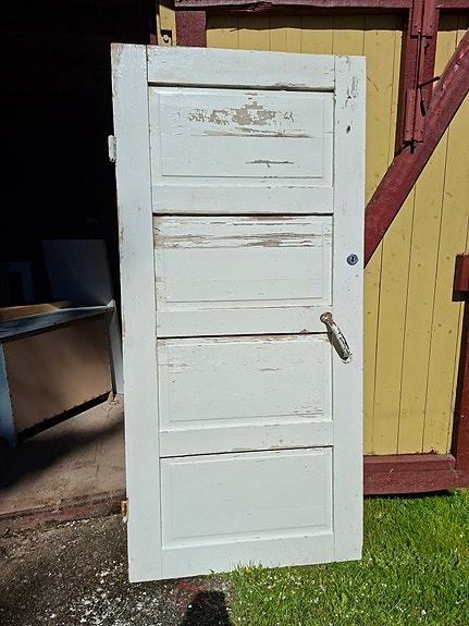 Vanha puinen ovi + karmit. Mitat leveys 85 cm korkeus 180cm