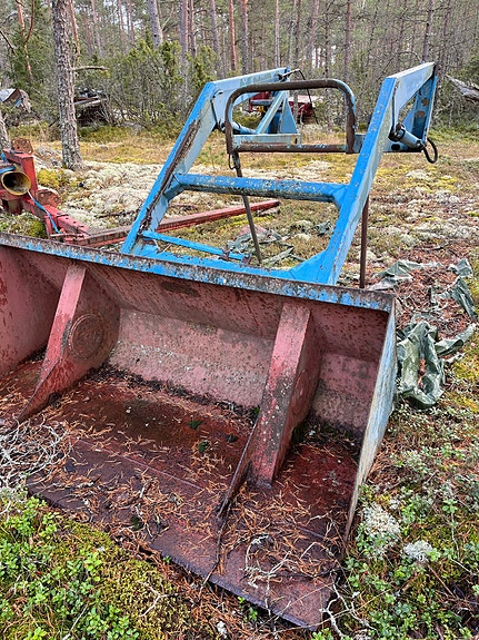etukuormaaja ja kauha traktoriin