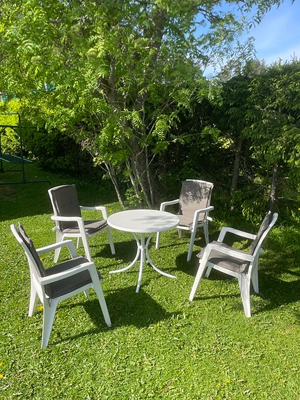 Puutarha-/terassikalusteet pöytä ja 4 tuolia