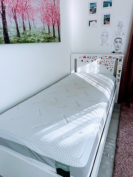 Sänky Ikea + patja jysk wellpur