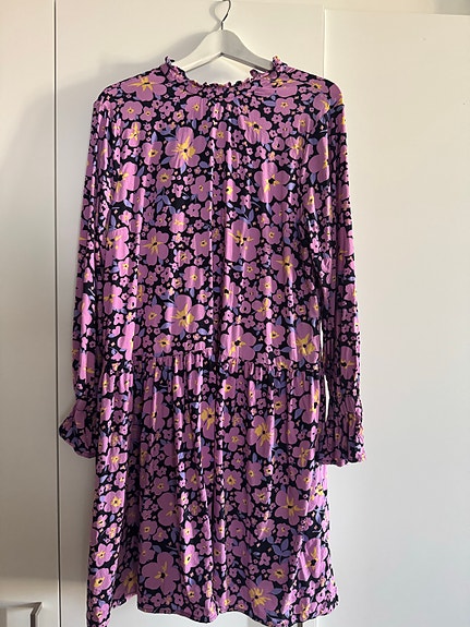 Violetti lila kukallinen tunika mekko
