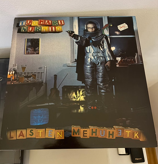 Tuomari Nurmio LP-levyjä