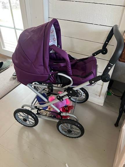 BRIO nukenvaunut violetti