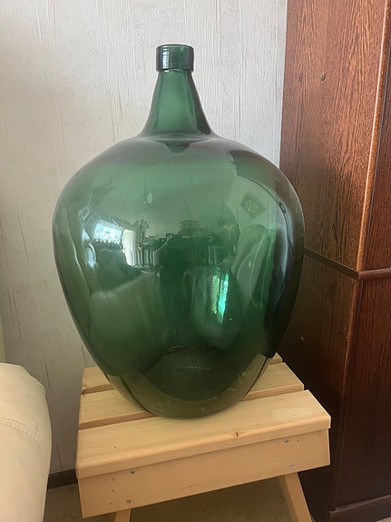 Vihreä lasipullo / demijohn