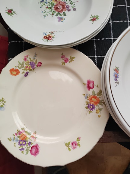 arabian kukka/ruusukuvio keittolautaset +4 muuta
