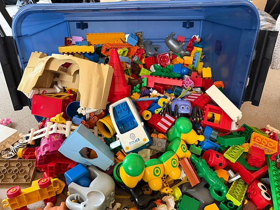 Runsaasti erilaisia Duplo legoja
