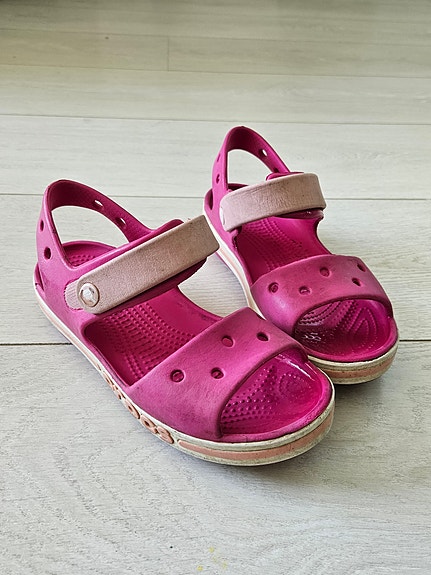 Crocs-sandaalit 32-33