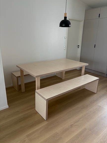 Ruokapöytä ja penkit