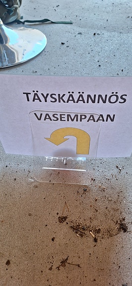 Rally-toko vanhat ALO kyltit ja telineitä
